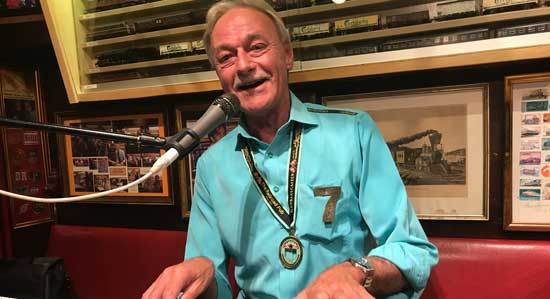 Carstem Musikus spiller på Jernbanecafeen