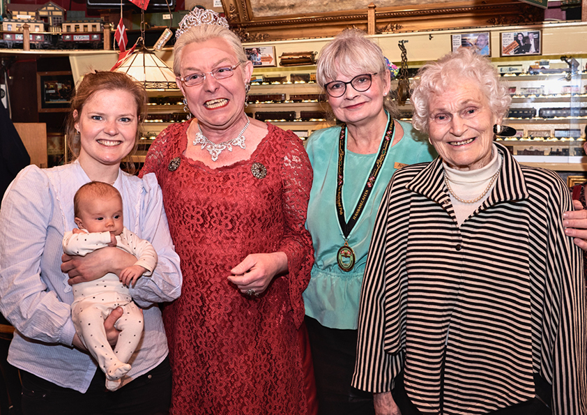 Xenia, JC’s ejer i 4. generation, Dronning Margrethe (alias Per Dahl), Agnete og Mette, da JC fyldte 90 år